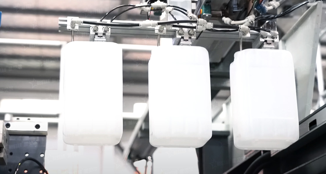 PE尿素桶吹塑機-3 PE尿素桶吹塑機-3